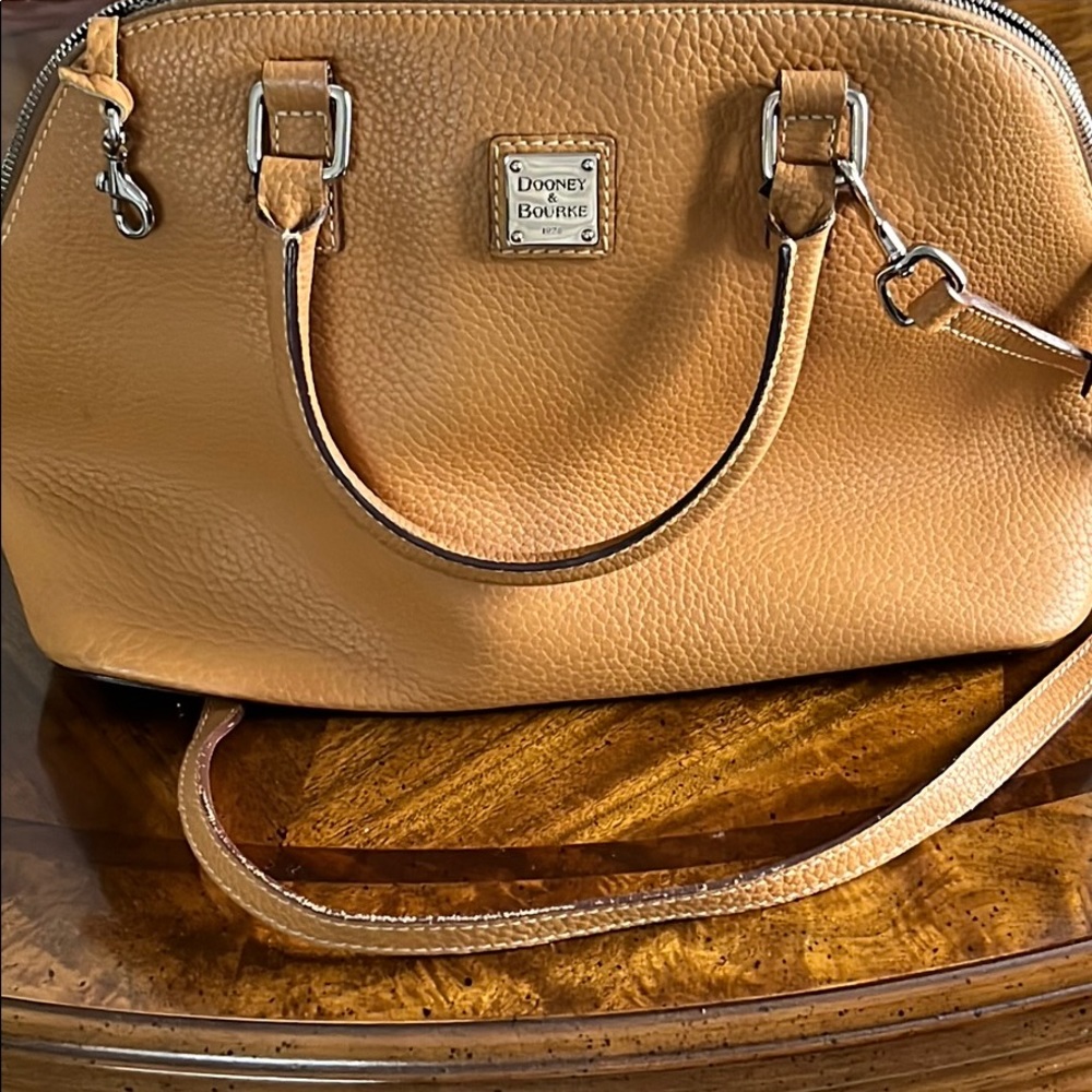 Vintage bag. Adjustable strap,excellent condition